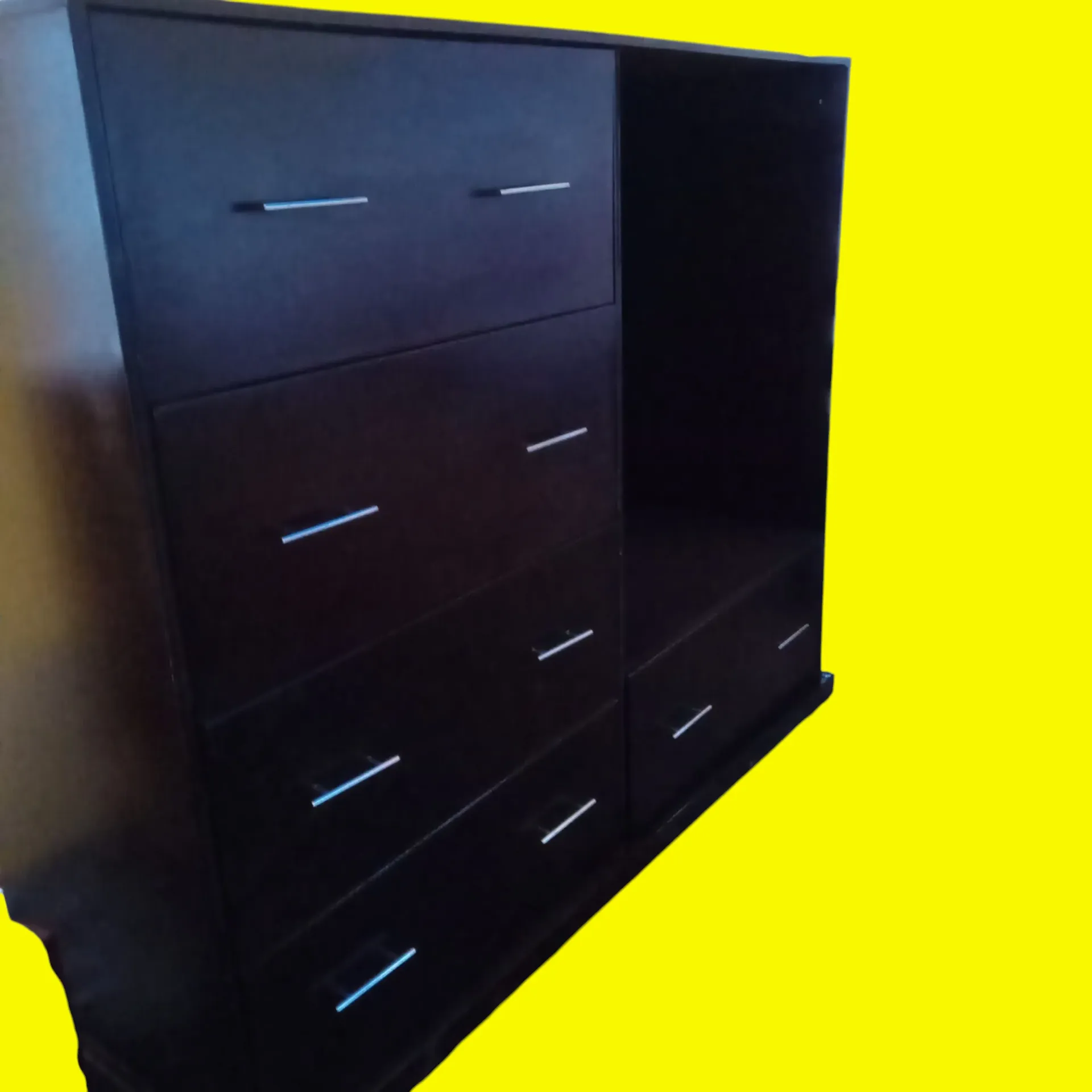 Chest of drawers  (Natural mahogany colour)