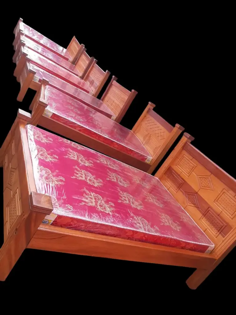 King-size bed  (5×6, Natural mahogany colour)